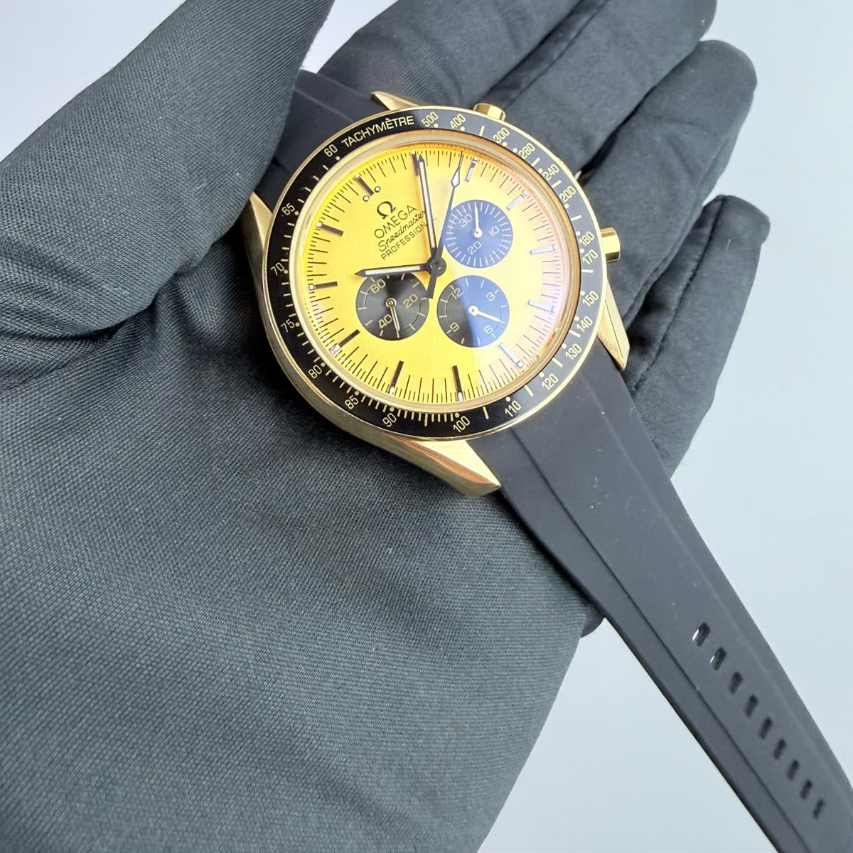 AAA+ Speedmaster Moonwatch Professional Co-Axial Master Chronometer, 42mm Yellow Gold Dial-Rubber Strap (Black Bezel)